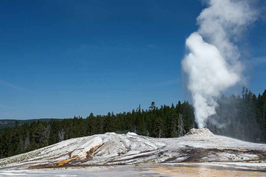 Symbolbild Finger strömen bei Bluthochdruck: Von einem Geysir steigt Wasserdampf auf