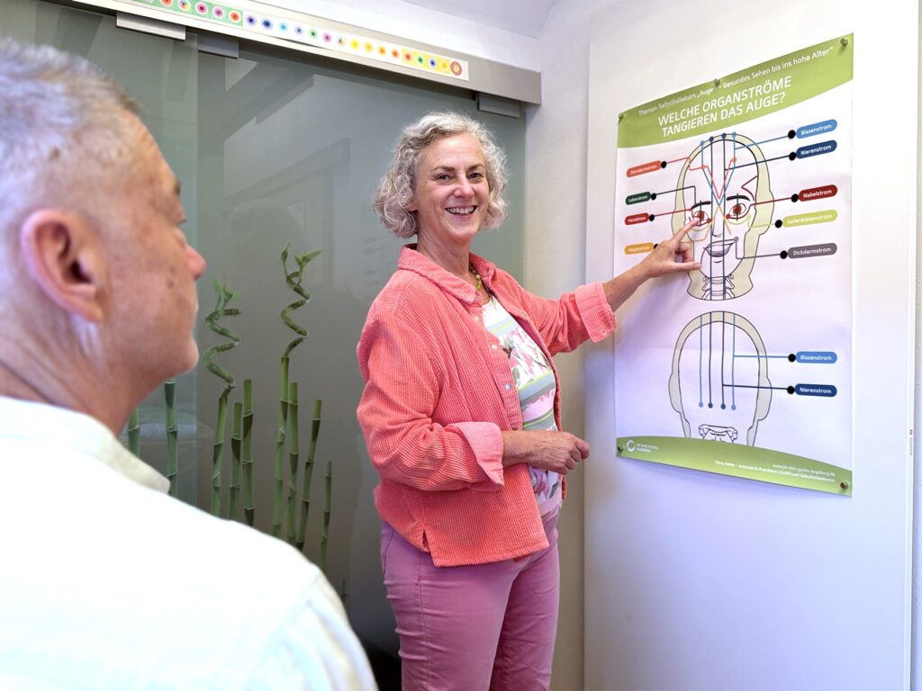 Symbolbild Jin Shin Jyutsu-Ausbildung: lesende Frau auf Bank