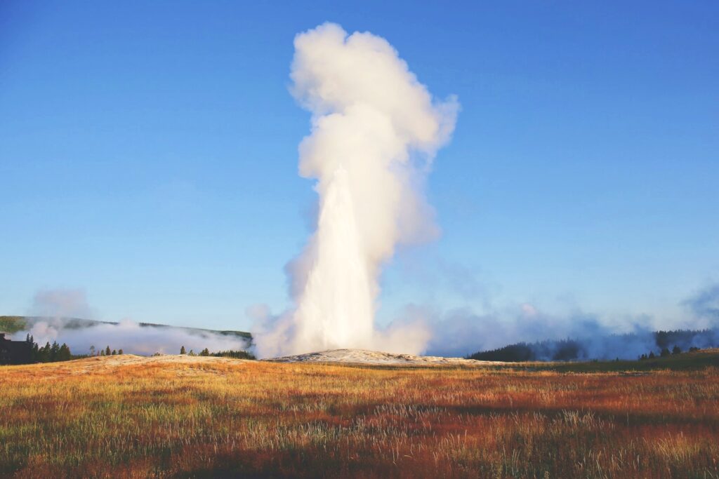 Symbolbild für Finger strömen bei Bluthochdruck: von einem Geysir schießt Wasserdampf auf