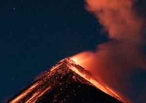 Symbolbild für Jin Shin Jyutsu & Entzündung: Magma schwelt unter einem Vulkan