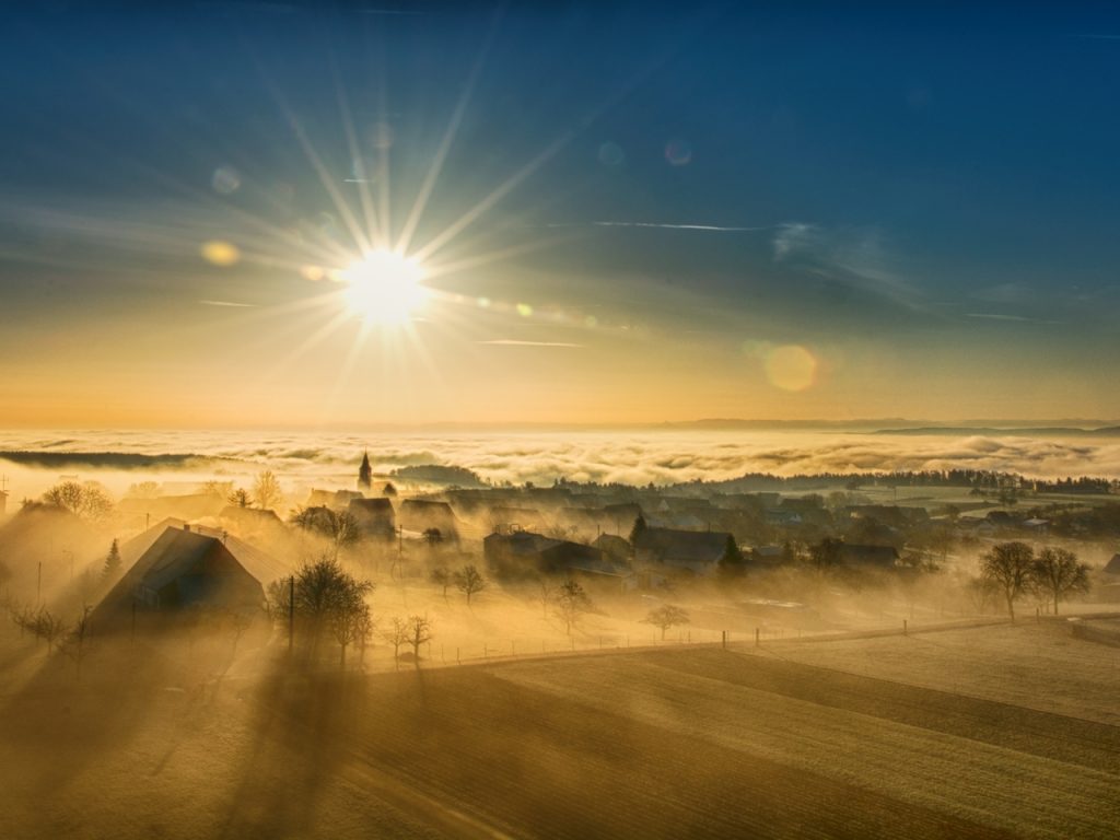 Symbolbild für Jin Shin Jyutsu Immunsystem: Sonne scheint über Nebel