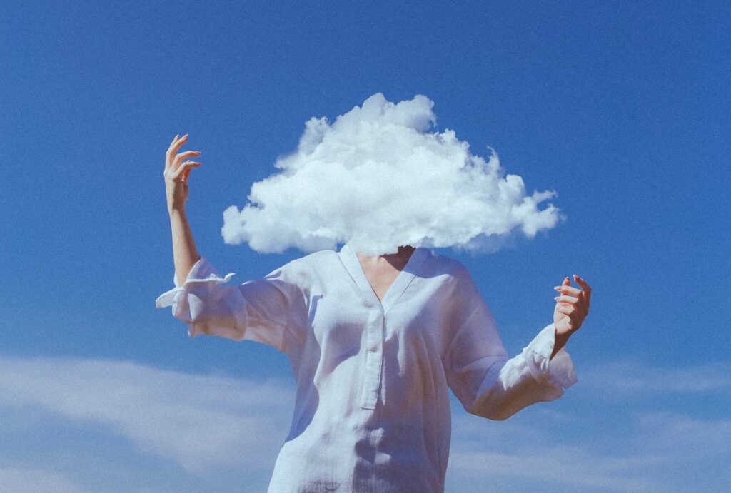 Symbolbild Jin Shin Jyutsu Kopfschmerzen: Frau mit Kopf aus Wolken
