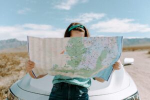 Jin Shin Jyutsu auf Reisen: Frau hält Straßenkarte