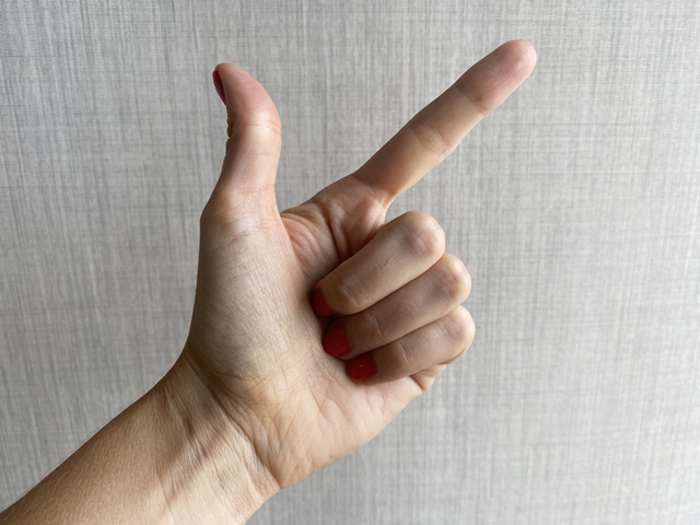 Symbolbild Jin Shin Jyutsu Selbsthilfekurs zwei: Hand zeigt zwei Finger