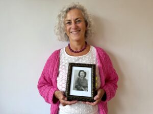 Jin Shin Jyutsu-Praktikerin Petra Weber hält ein Bild von Mary Burmeister