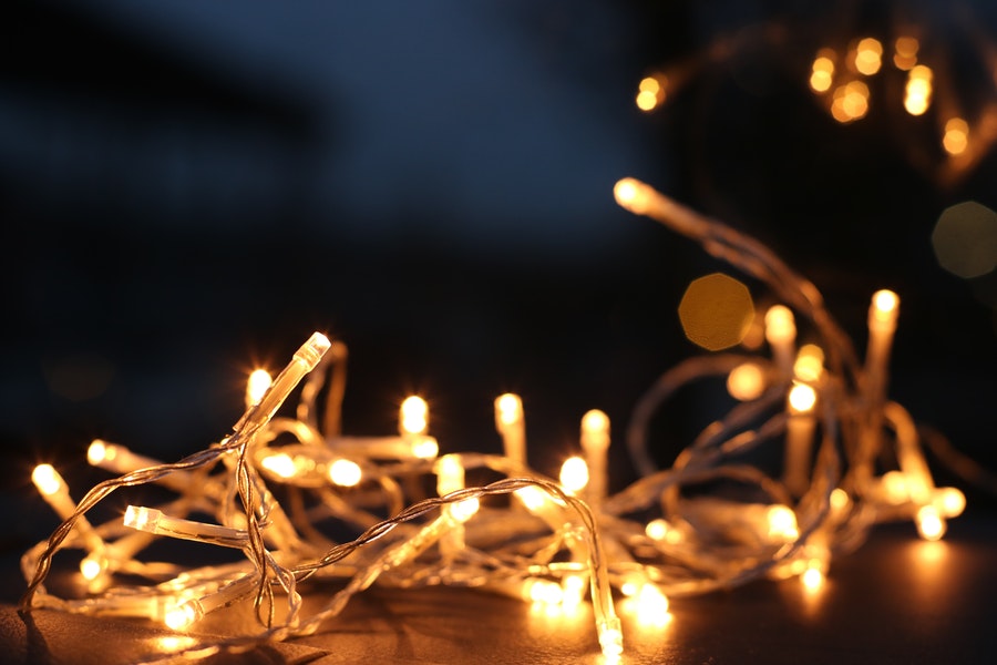 Symbolbild für Strömen in der Stille: Lichterkette vor dunklem Hintergrund