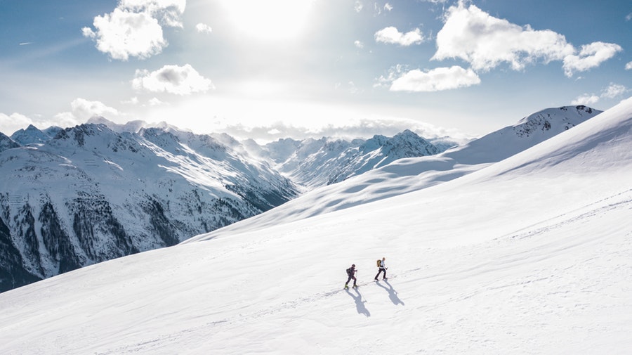 Verschneite Berglandschaft symbolisiert den Strömtipp Januar 2019 Eigenliebe